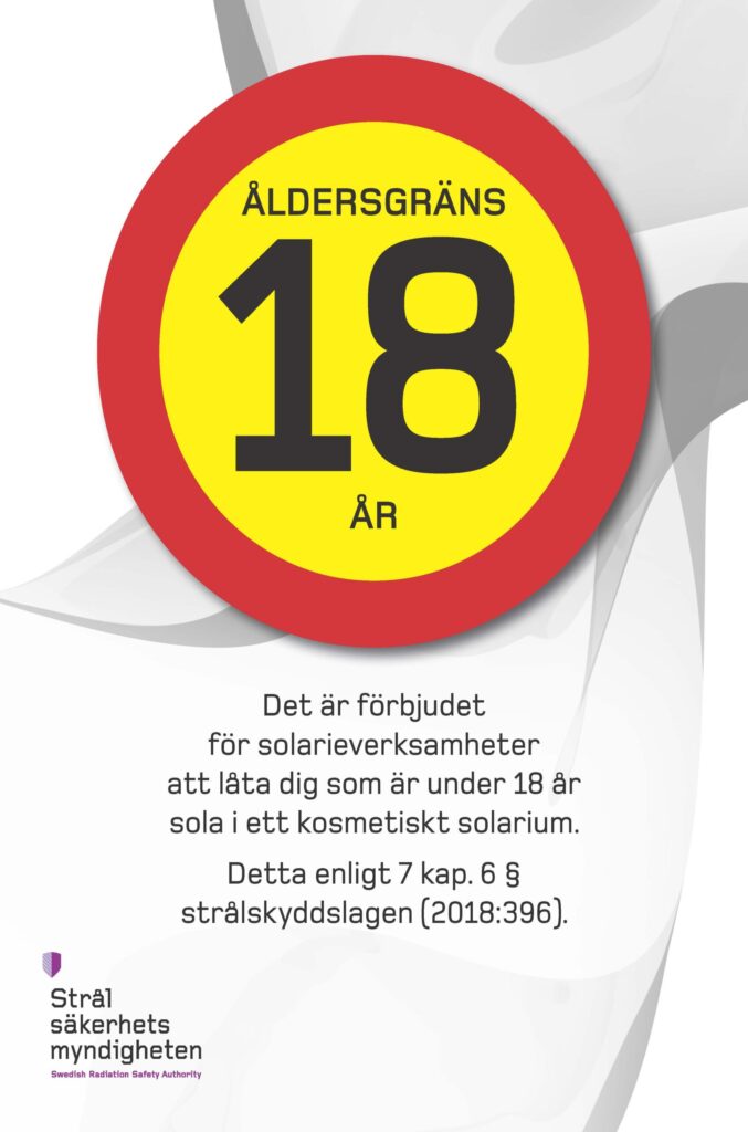 Bilden visar Strålsäkerhetsmyndighetens information om att det är förbjudet för solarieverksamheter att tillåta personer under 18 år att sola i ett kosmetiskt solarium.