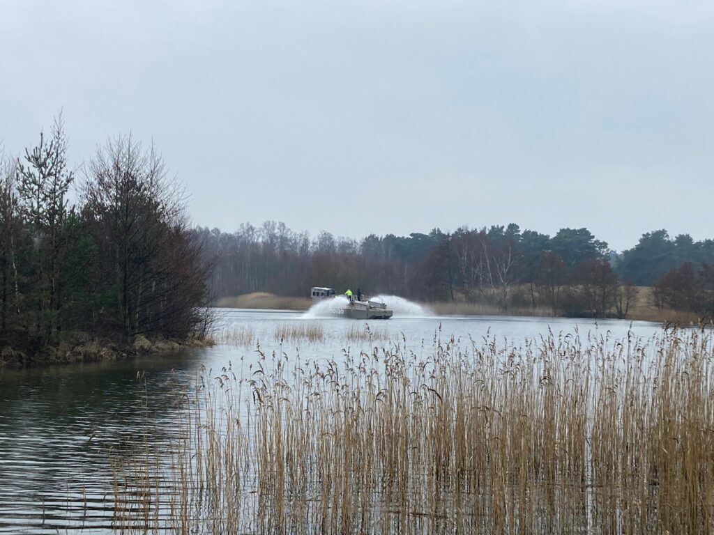 Foto av spridning av kaliumklorid för att bekämpa vandrarmusslan i Saxtorpssjöarna.