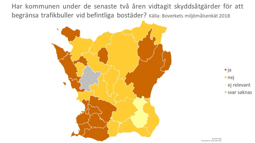 Text: Har kommunen under de senaste två åren vidtaget skyddsåtgärder för att begränsa trafikbuller vid befintliga bostäder? Illustration: Karta över Skåne med kommungränserna markerade. Olika färg på kommunerna beroende på om de svarat Ja, Nej, Ej relevant, eller om svar saknas. Källa: Boverkets miljömålsenkät 2018.