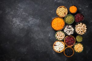 Skålar med olika torkade baljväxter