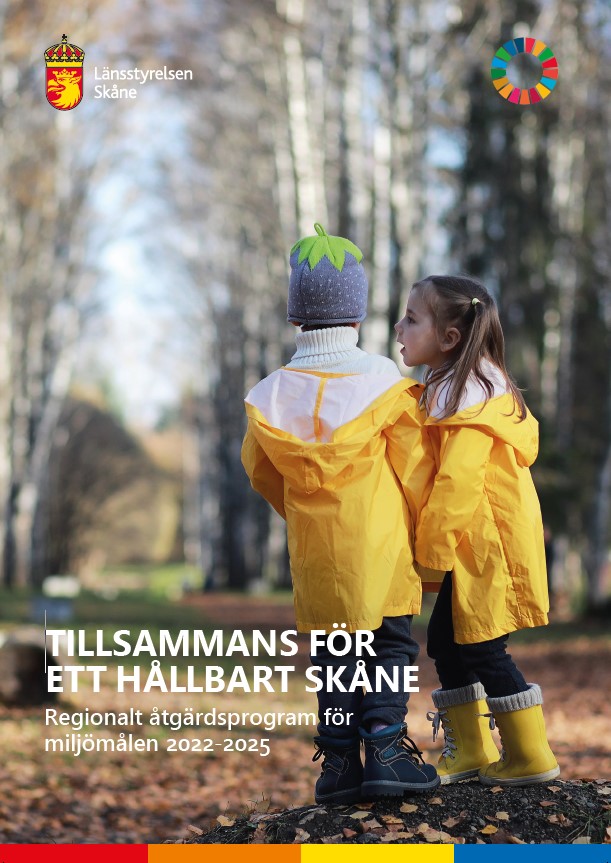 Bilden visar omslaget på det regionala åtgärdsprogrammet för miljömålen 2022-2025: Tillsammans för ett hållbart Skåne. Klicka på bilden för att ladda ner programmet från Länsstyrelsens webbplats.