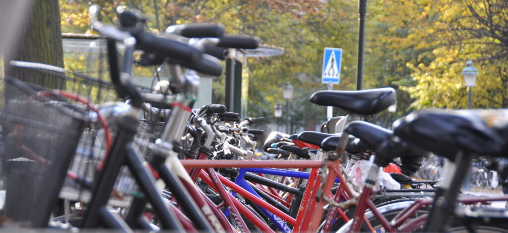 Massor med parkerade cyklar