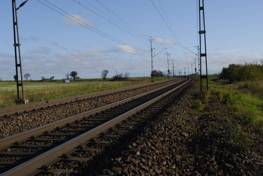 Järnvägsspår i platt landskap.