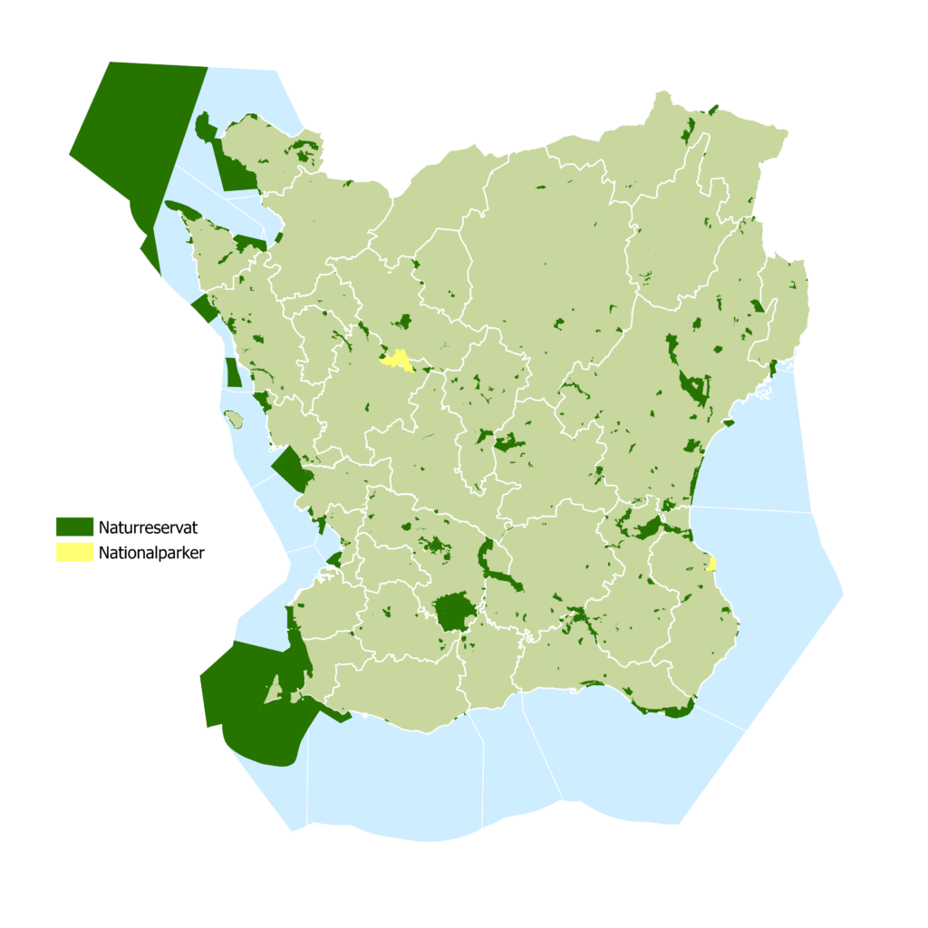 Bilden visar en karta över Skånes naturreservat och nationalparker