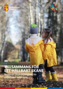 Framsida till rapporten Tillsammans för ett hållbart Skåne: Två barn i gula regnjackor. Även länk vidare till rapporten (pdf).