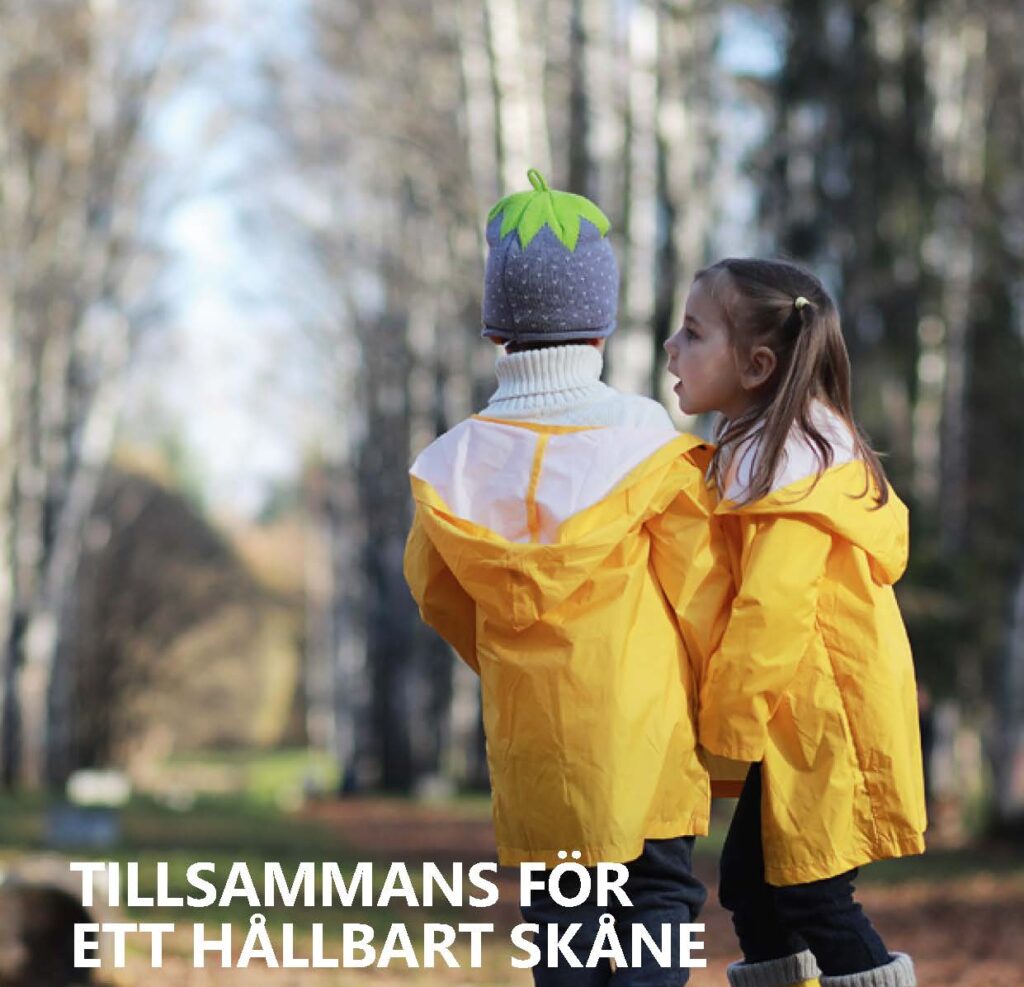 Framsida till rapporten Tillsammans för ett hållbart Skåne: Två barn i gula regnjackor. Även länk vidare till rapporten (pdf).