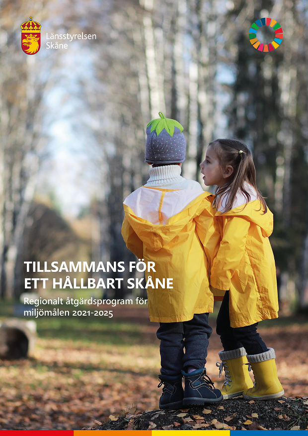 Framsida till remissrapporten "Tillsammans för ett hållbart Skåne. Regionalt åtgärdsprogram för miljömålen 2021-2025." På bilden syns två barn i gula regnjackor. I bakgrunden syns träd lite suddigt.