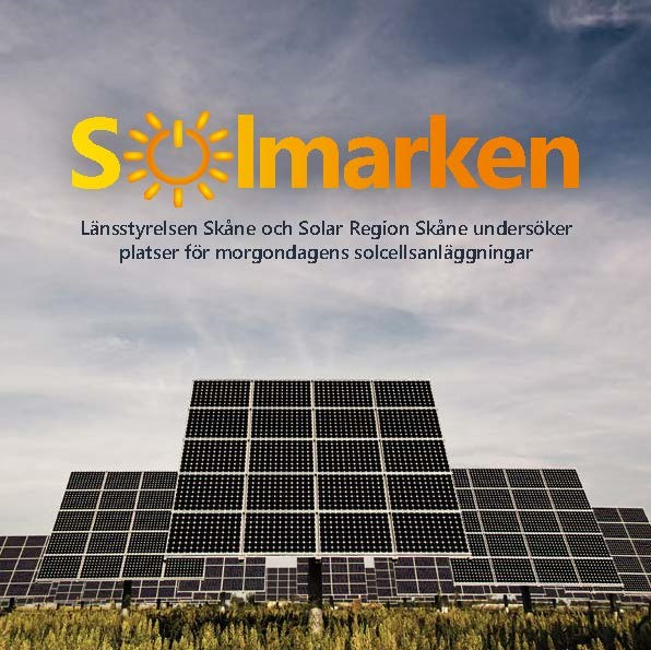 Texten Solmarken, där bokstaven o är en sol. Solpaneler på mark.