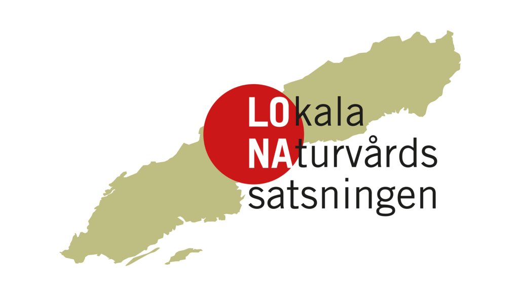 Logotyp för LONA. Bokstäverna LO NA i en röd fylld cirkel. Texten och cirkeln över en liggande karta över Sverige.